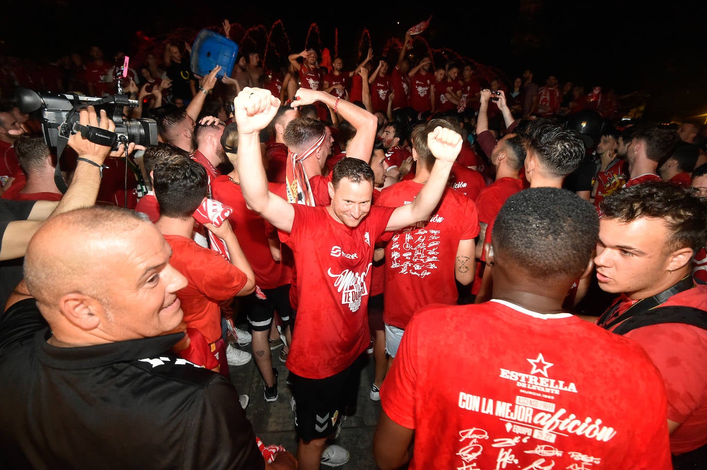 Fotos: Murcianos eufóricos celebran en &#039;La Redonda&#039; el ascenso del Real Murcia