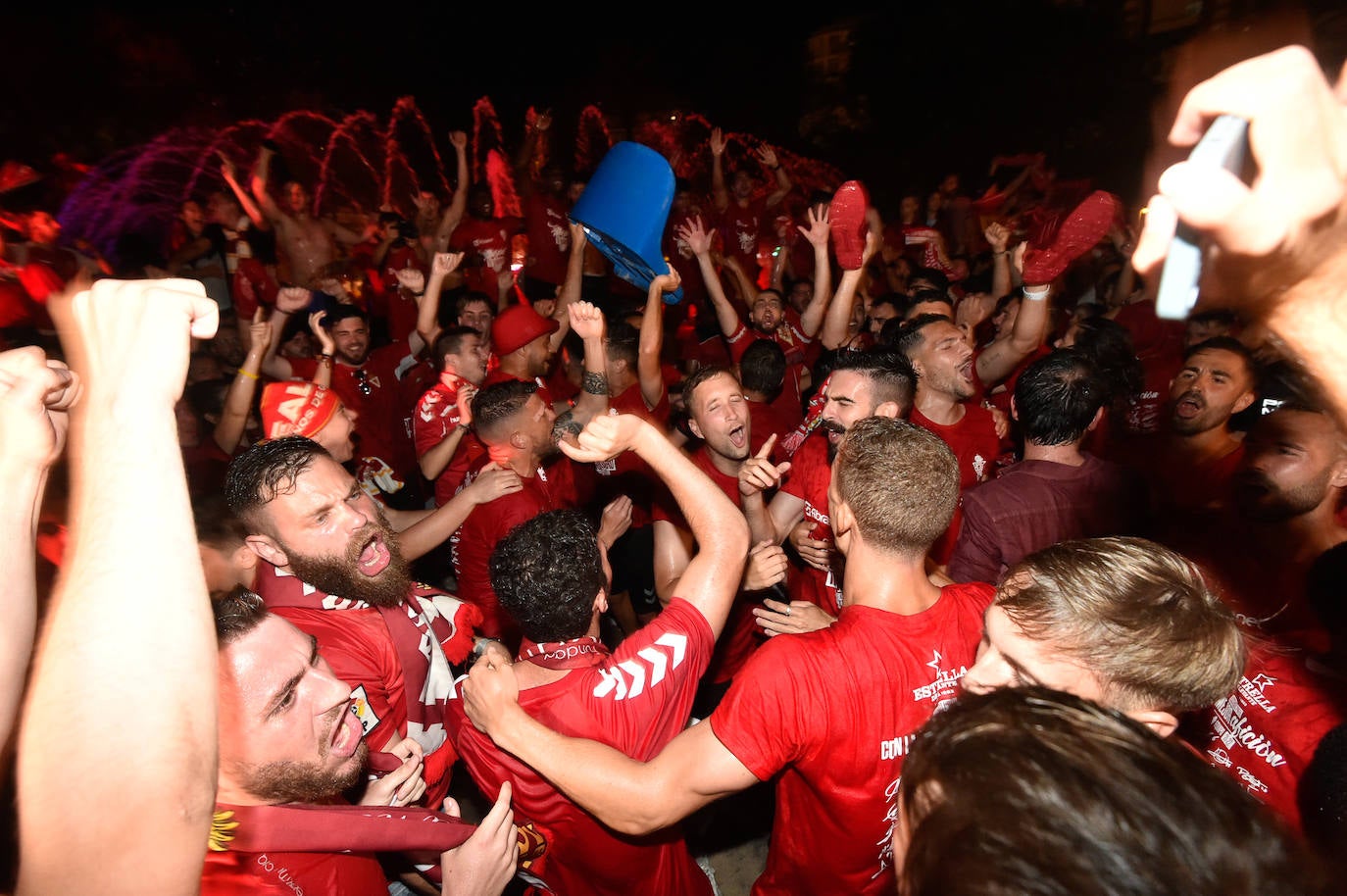 Fotos: Murcianos eufóricos celebran en &#039;La Redonda&#039; el ascenso del Real Murcia