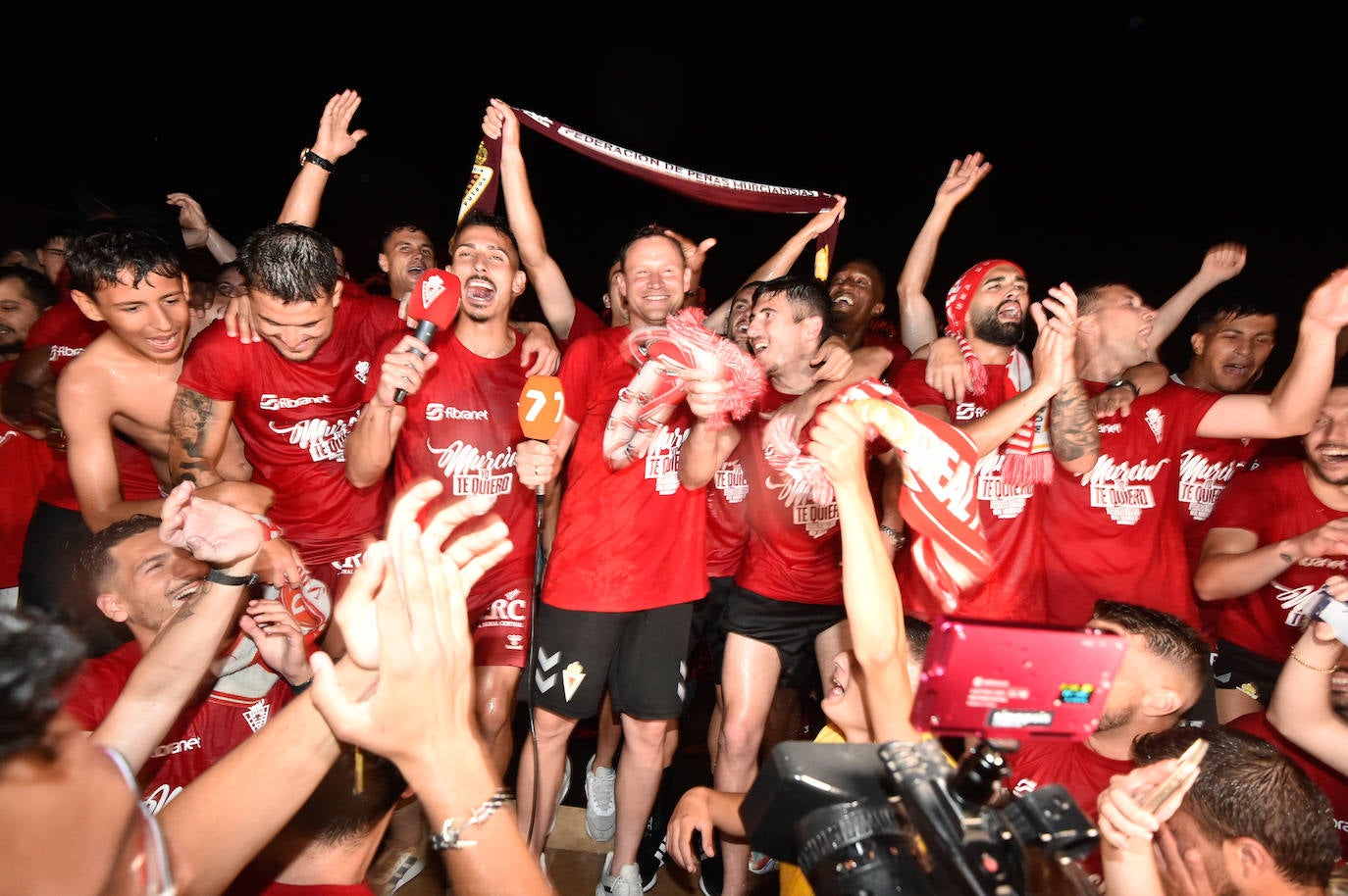 Fotos: Murcianos eufóricos celebran en &#039;La Redonda&#039; el ascenso del Real Murcia