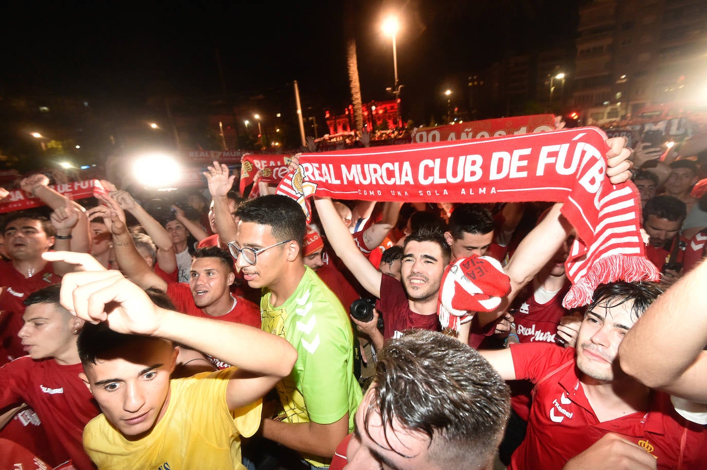 Fotos: Murcianos eufóricos celebran en &#039;La Redonda&#039; el ascenso del Real Murcia