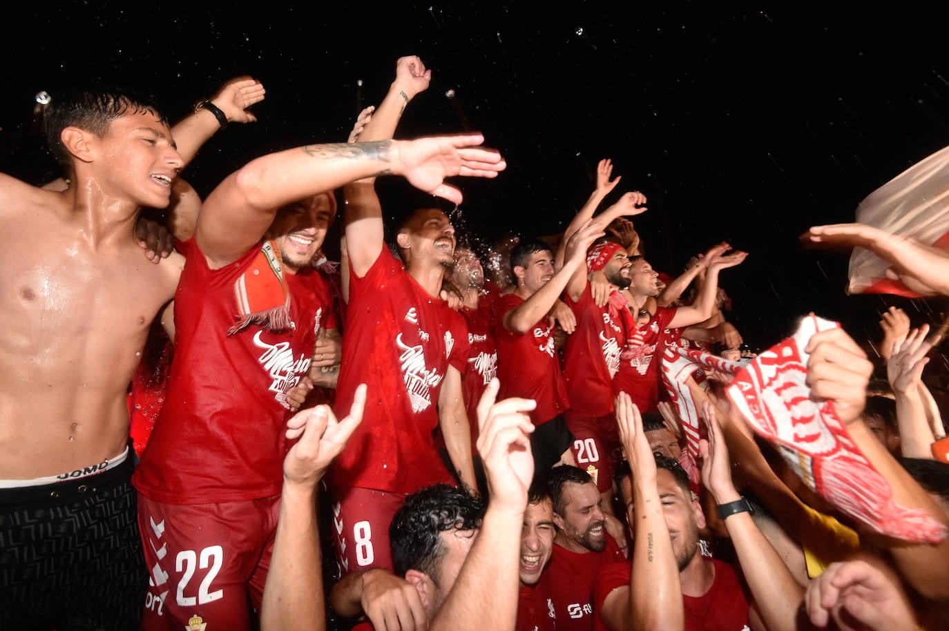 Fotos: Murcianos eufóricos celebran en &#039;La Redonda&#039; el ascenso del Real Murcia