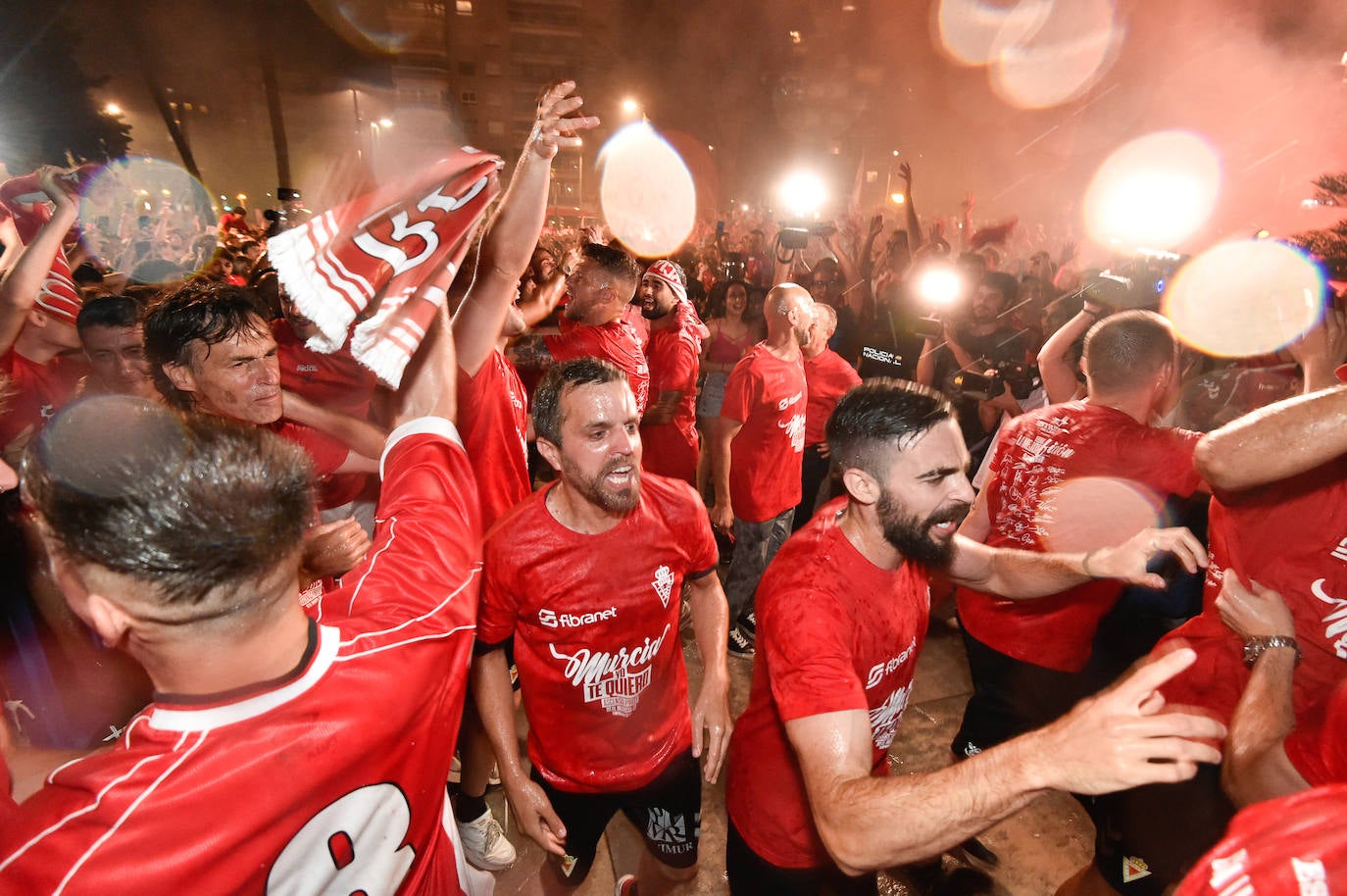 Fotos: Murcianos eufóricos celebran en &#039;La Redonda&#039; el ascenso del Real Murcia