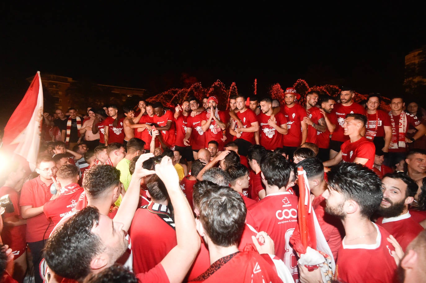 Fotos: Murcianos eufóricos celebran en &#039;La Redonda&#039; el ascenso del Real Murcia