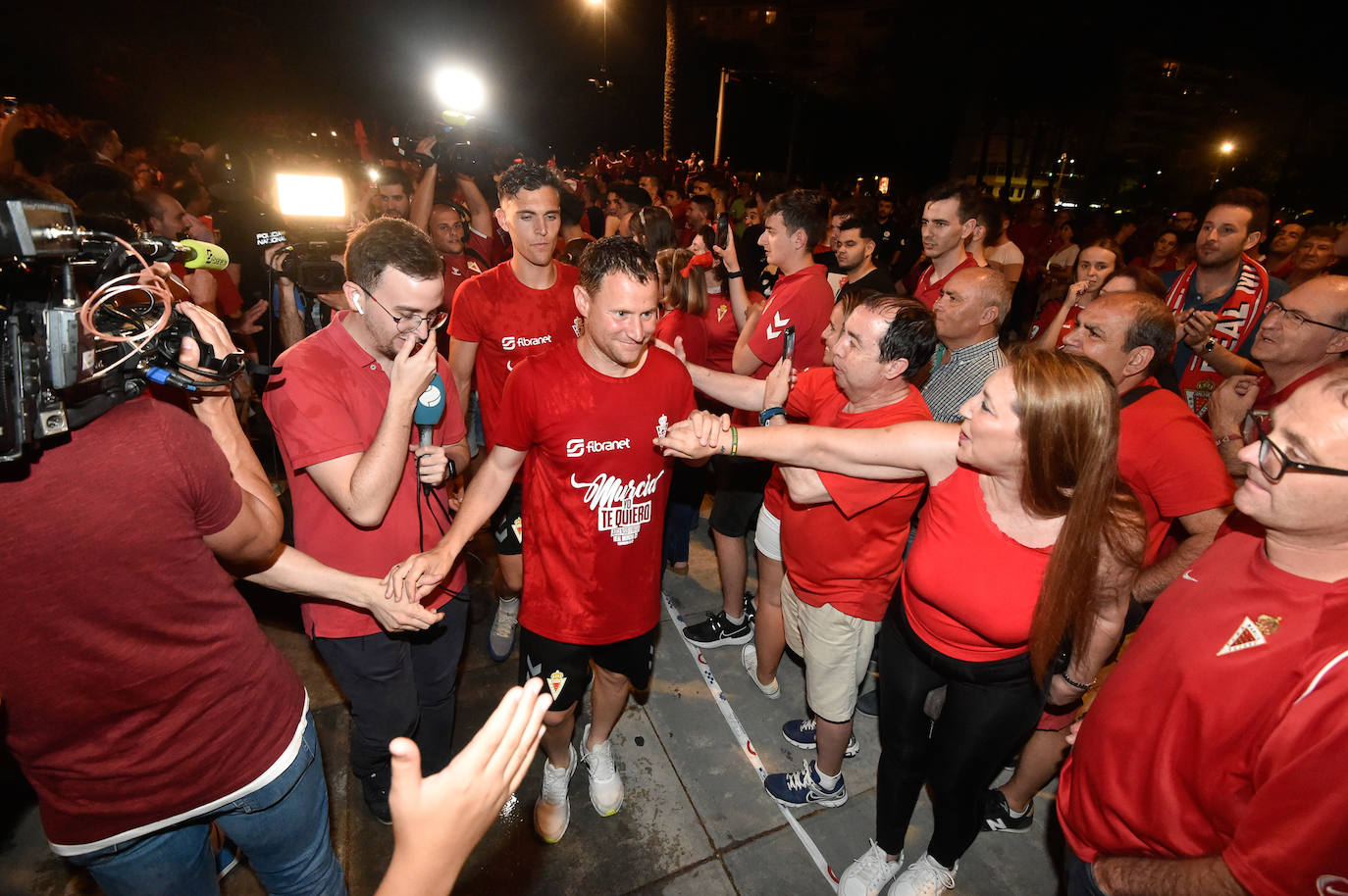 Fotos: Murcianos eufóricos celebran en &#039;La Redonda&#039; el ascenso del Real Murcia