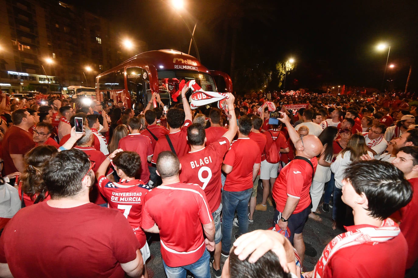 Fotos: Murcianos eufóricos celebran en &#039;La Redonda&#039; el ascenso del Real Murcia