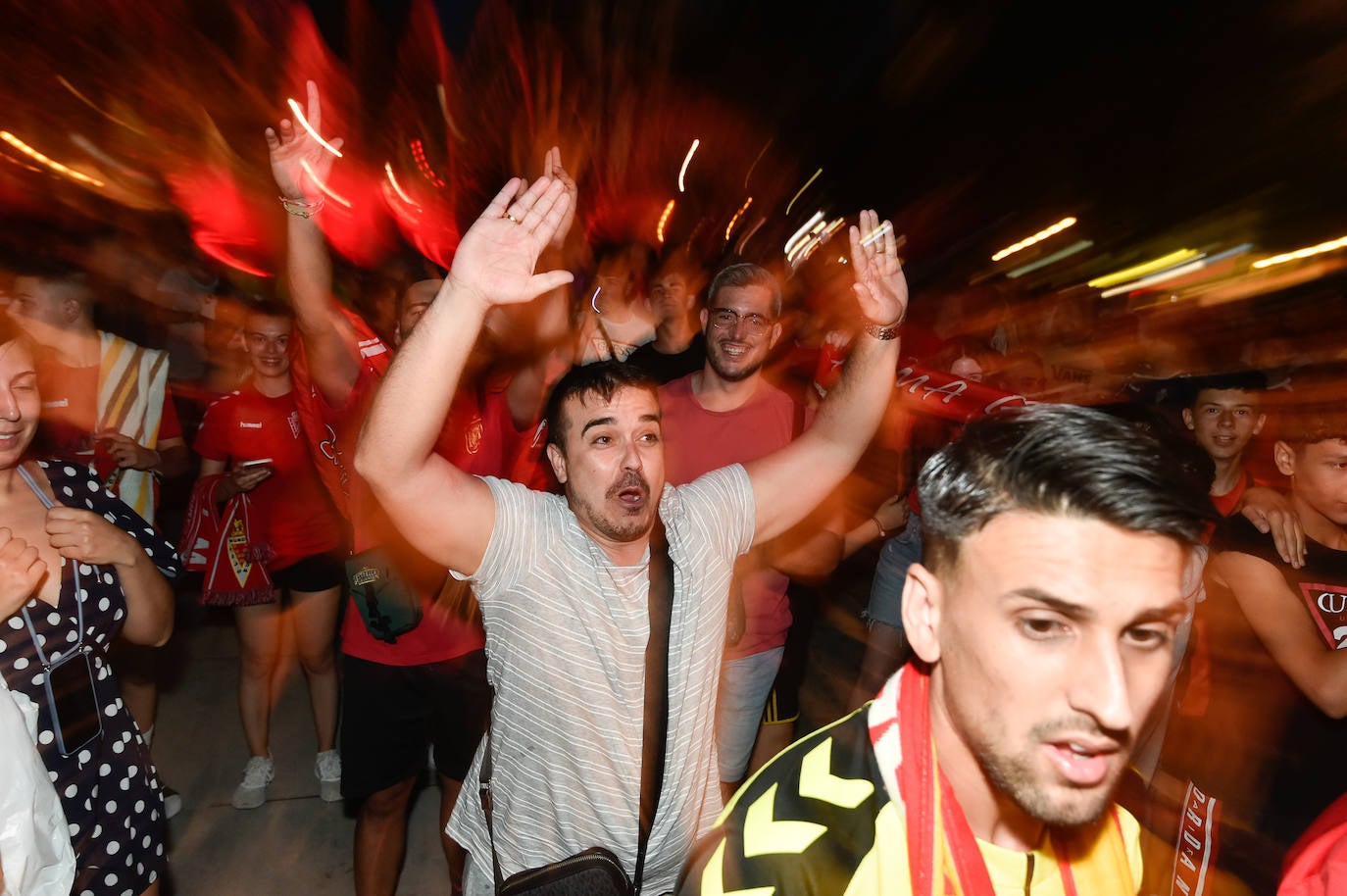 Fotos: Murcianos eufóricos celebran en &#039;La Redonda&#039; el ascenso del Real Murcia