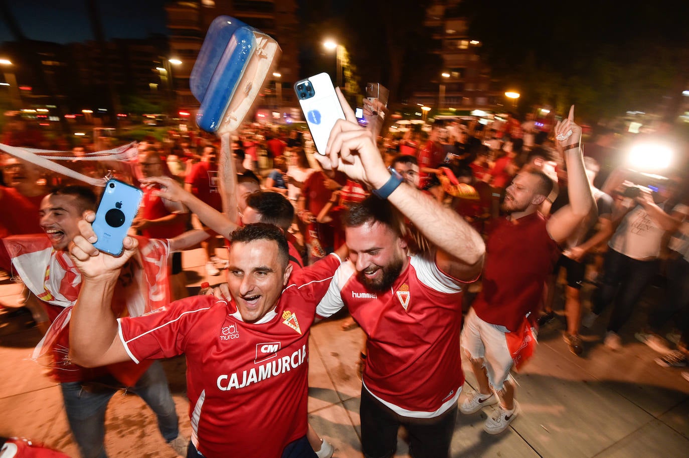 Fotos: Murcianos eufóricos celebran en &#039;La Redonda&#039; el ascenso del Real Murcia