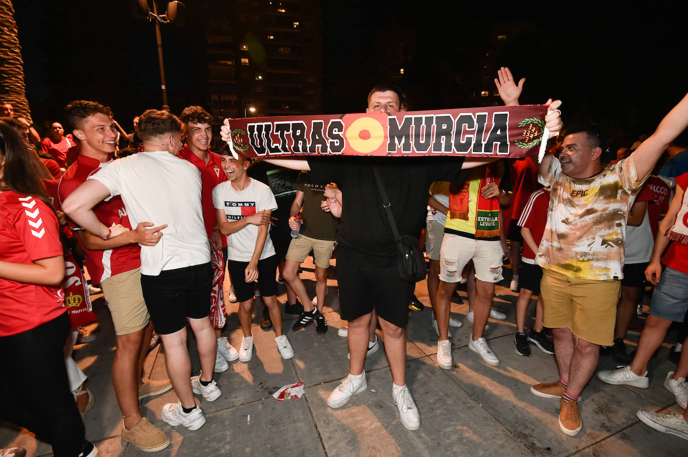 Fotos: Murcianos eufóricos celebran en &#039;La Redonda&#039; el ascenso del Real Murcia