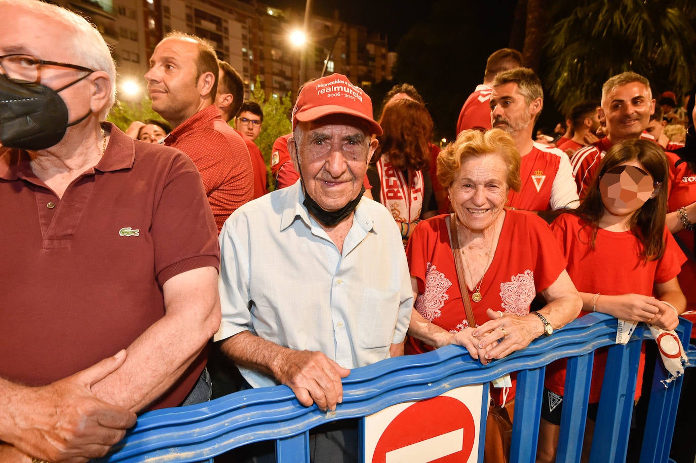 Fotos: Murcianos eufóricos celebran en &#039;La Redonda&#039; el ascenso del Real Murcia