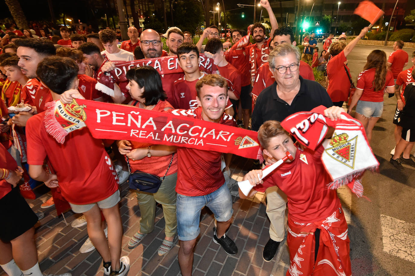 Fotos: Murcianos eufóricos celebran en &#039;La Redonda&#039; el ascenso del Real Murcia