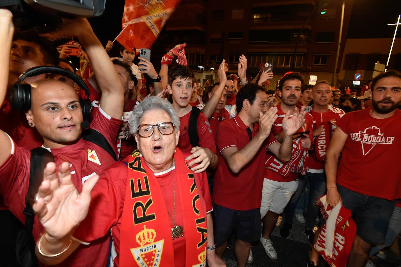 Fotos: Murcianos eufóricos celebran en &#039;La Redonda&#039; el ascenso del Real Murcia