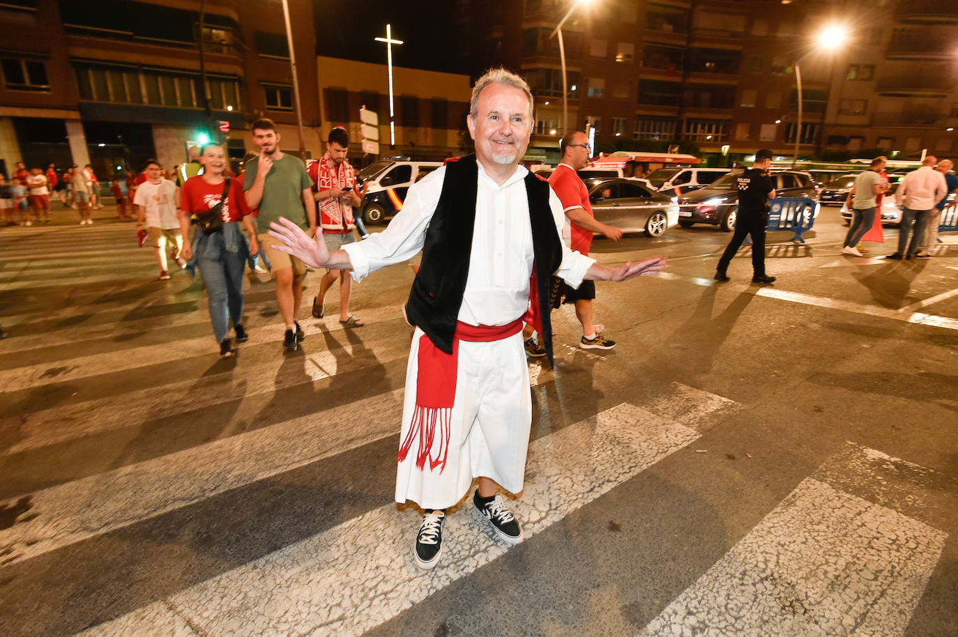 Fotos: Murcianos eufóricos celebran en &#039;La Redonda&#039; el ascenso del Real Murcia