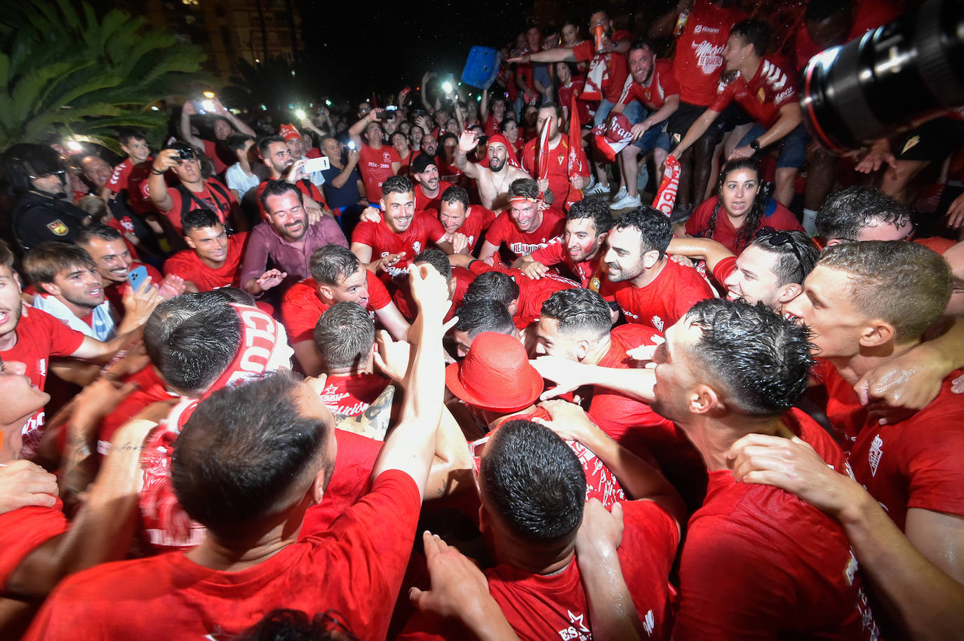 Fotos: Murcianos eufóricos celebran en &#039;La Redonda&#039; el ascenso del Real Murcia