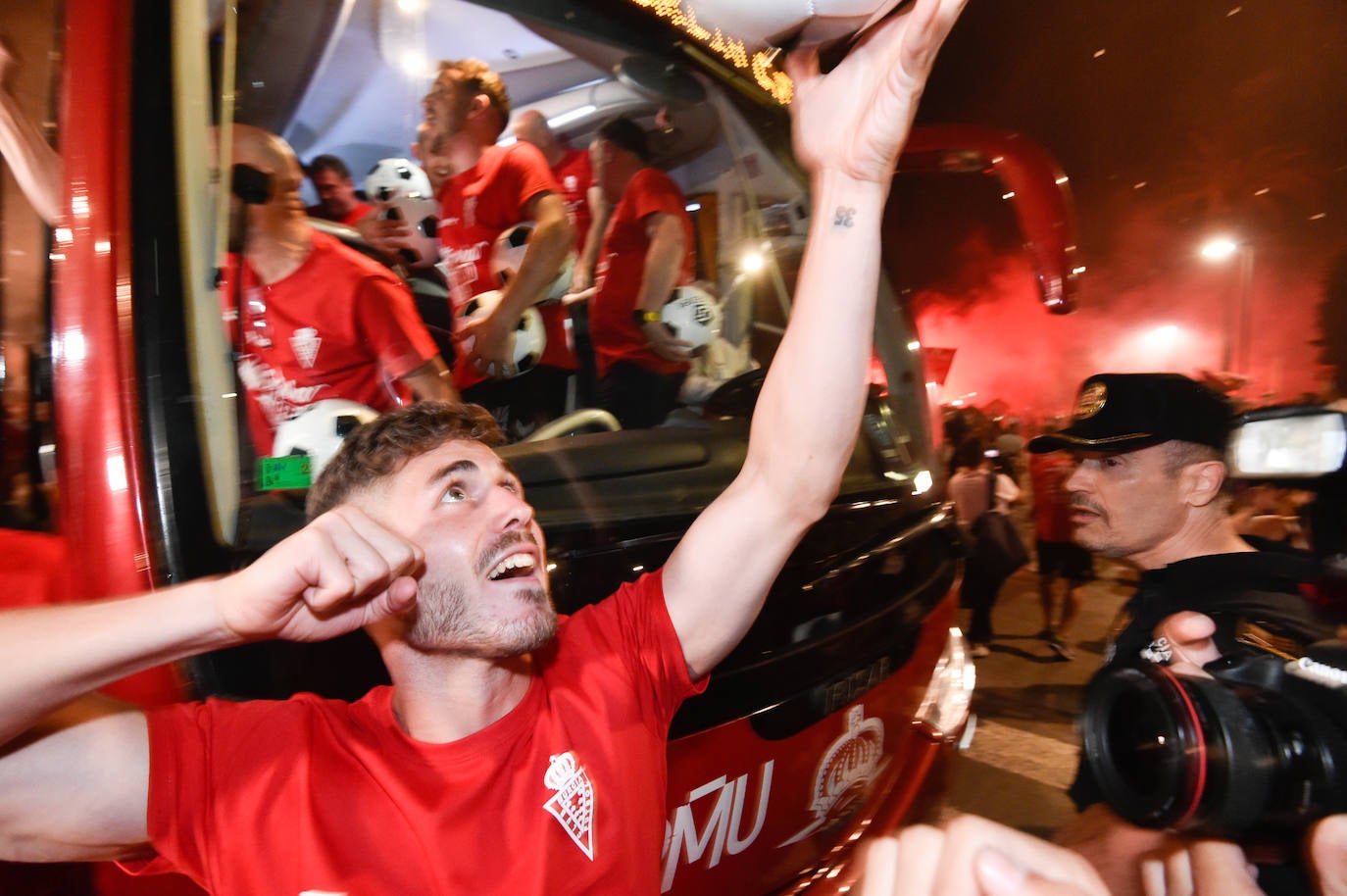 Fotos: Murcianos eufóricos celebran en &#039;La Redonda&#039; el ascenso del Real Murcia