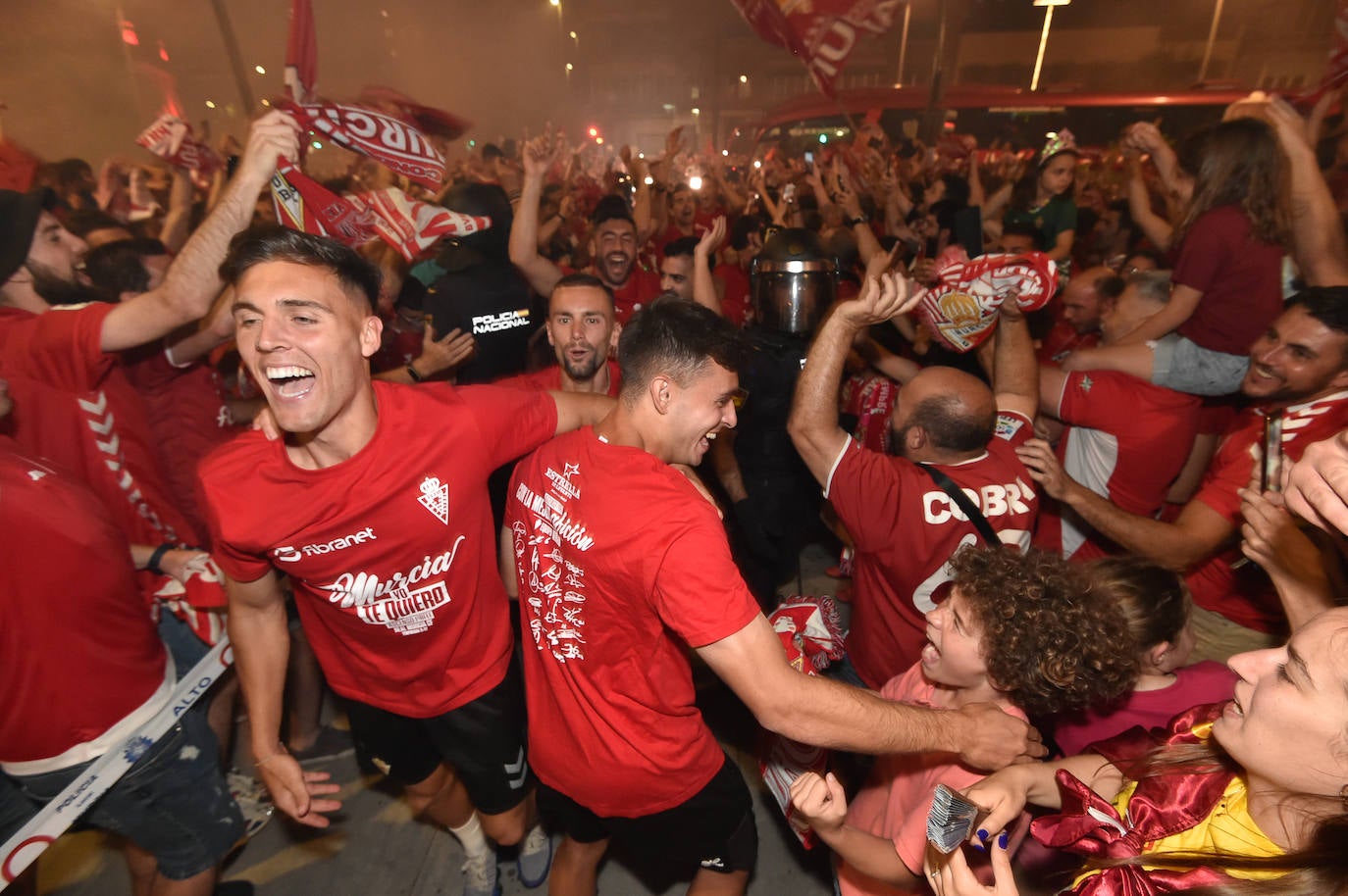 Fotos: Murcianos eufóricos celebran en &#039;La Redonda&#039; el ascenso del Real Murcia