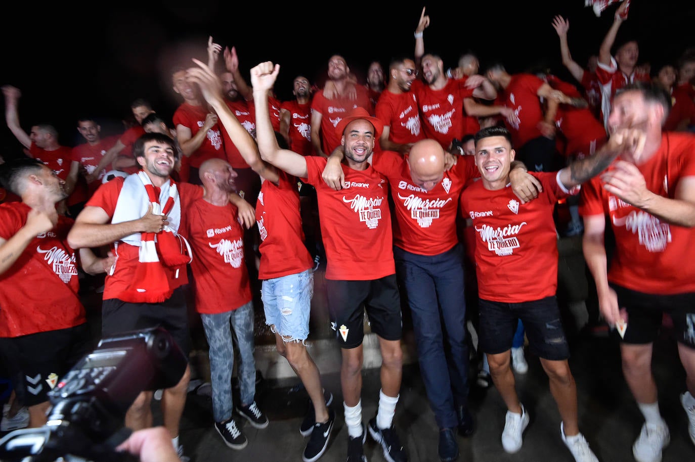 Fotos: Murcianos eufóricos celebran en &#039;La Redonda&#039; el ascenso del Real Murcia