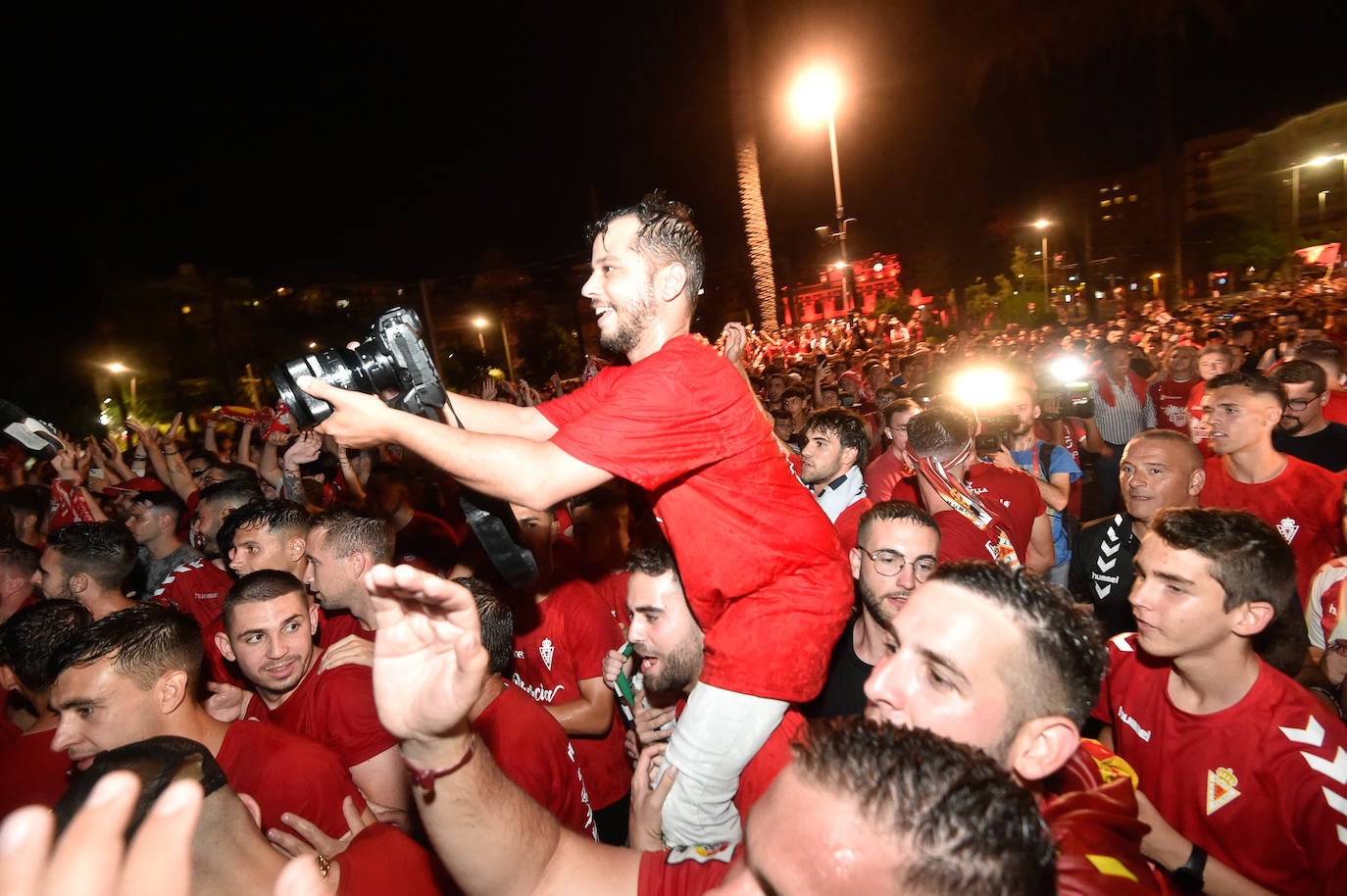 Fotos: Murcianos eufóricos celebran en &#039;La Redonda&#039; el ascenso del Real Murcia