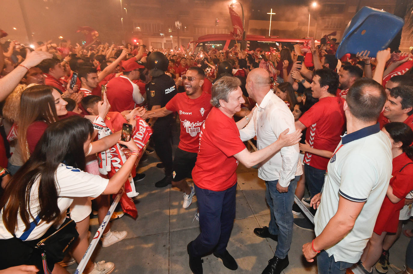 Fotos: Murcianos eufóricos celebran en &#039;La Redonda&#039; el ascenso del Real Murcia