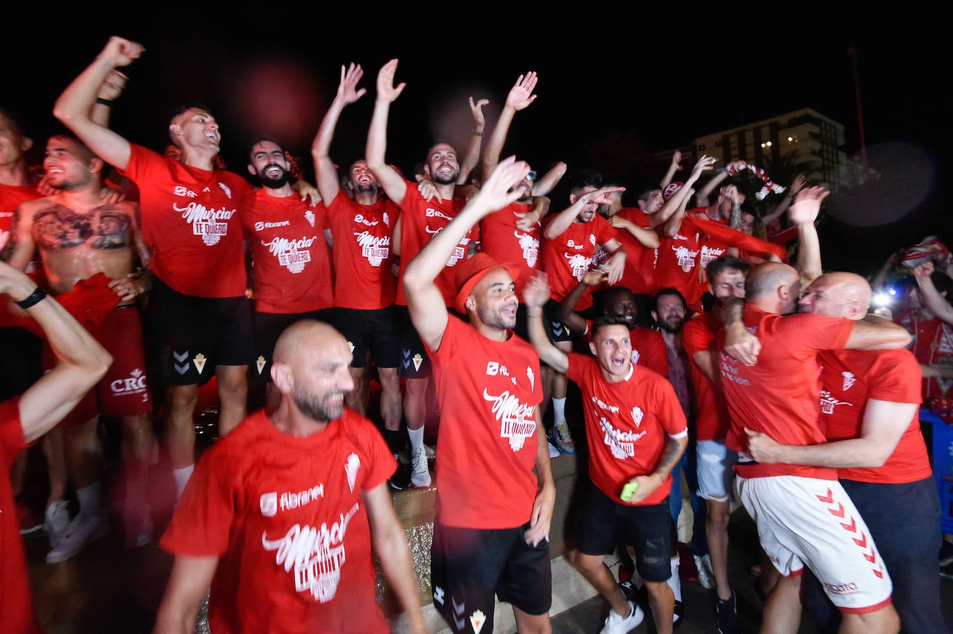 Fotos: Murcianos eufóricos celebran en &#039;La Redonda&#039; el ascenso del Real Murcia