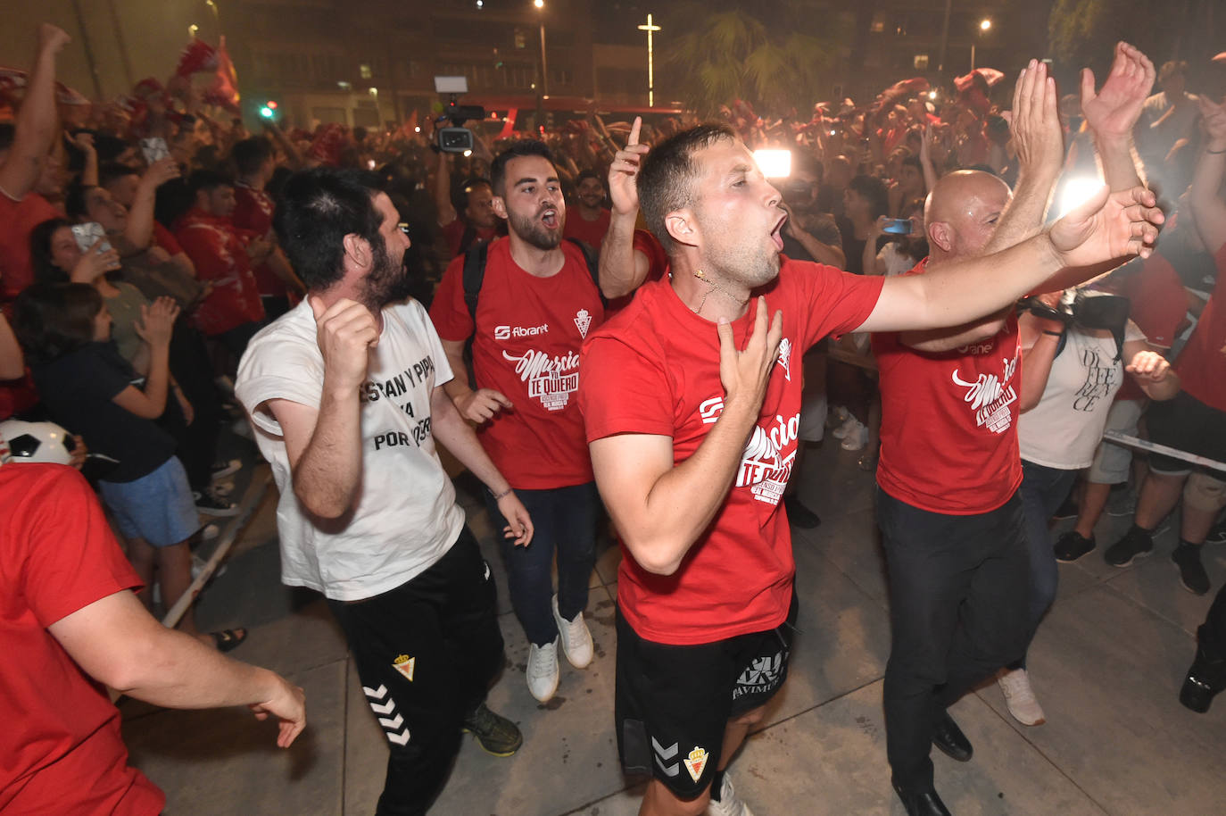 Fotos: Murcianos eufóricos celebran en &#039;La Redonda&#039; el ascenso del Real Murcia