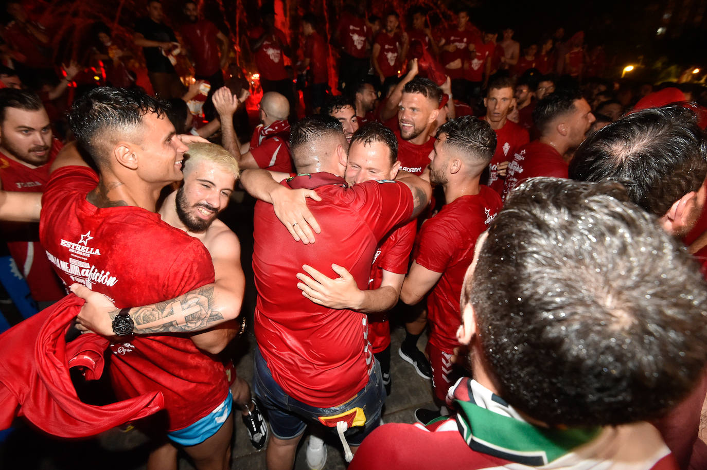 Fotos: Murcianos eufóricos celebran en &#039;La Redonda&#039; el ascenso del Real Murcia