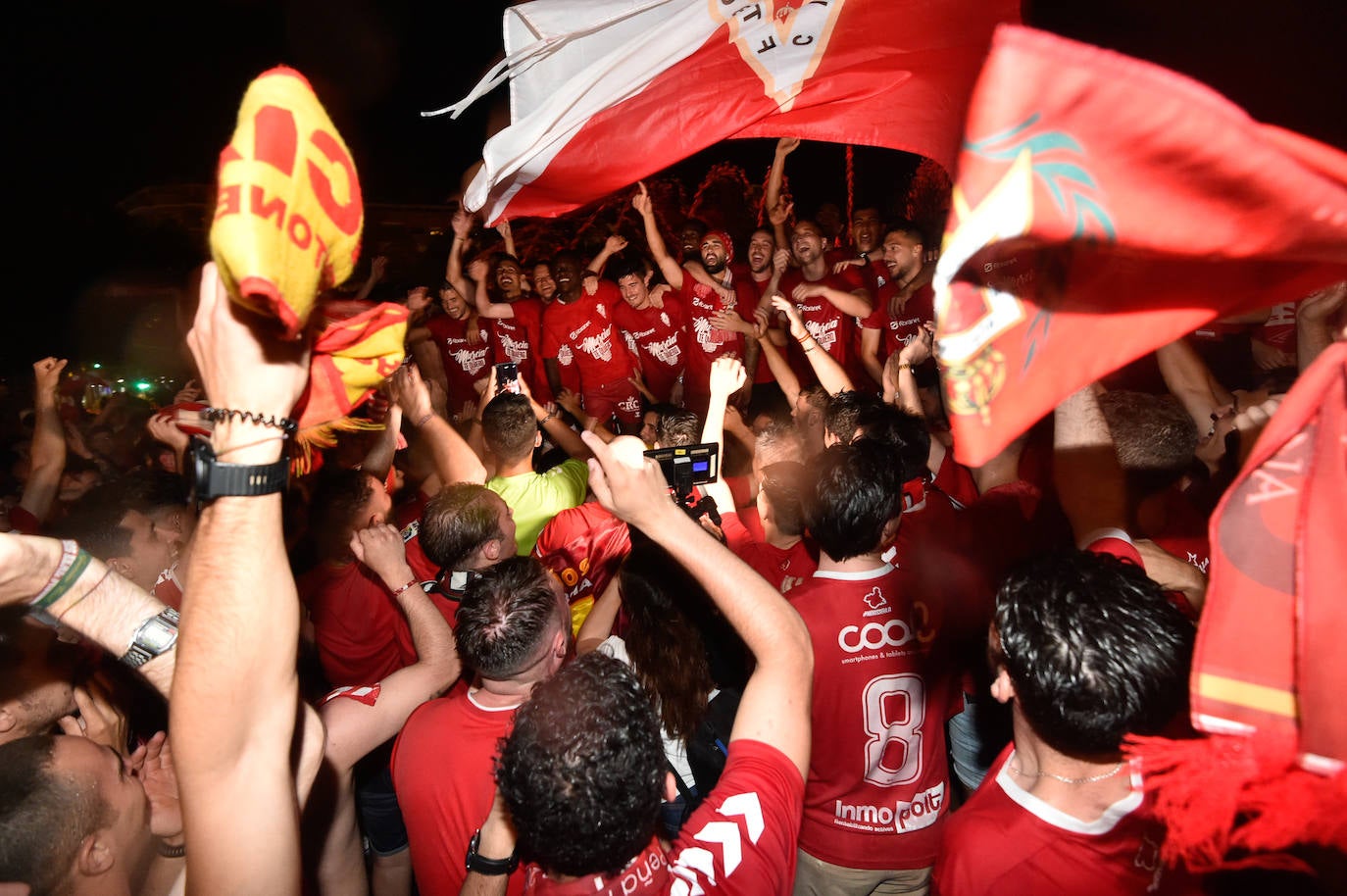 Fotos: Murcianos eufóricos celebran en &#039;La Redonda&#039; el ascenso del Real Murcia