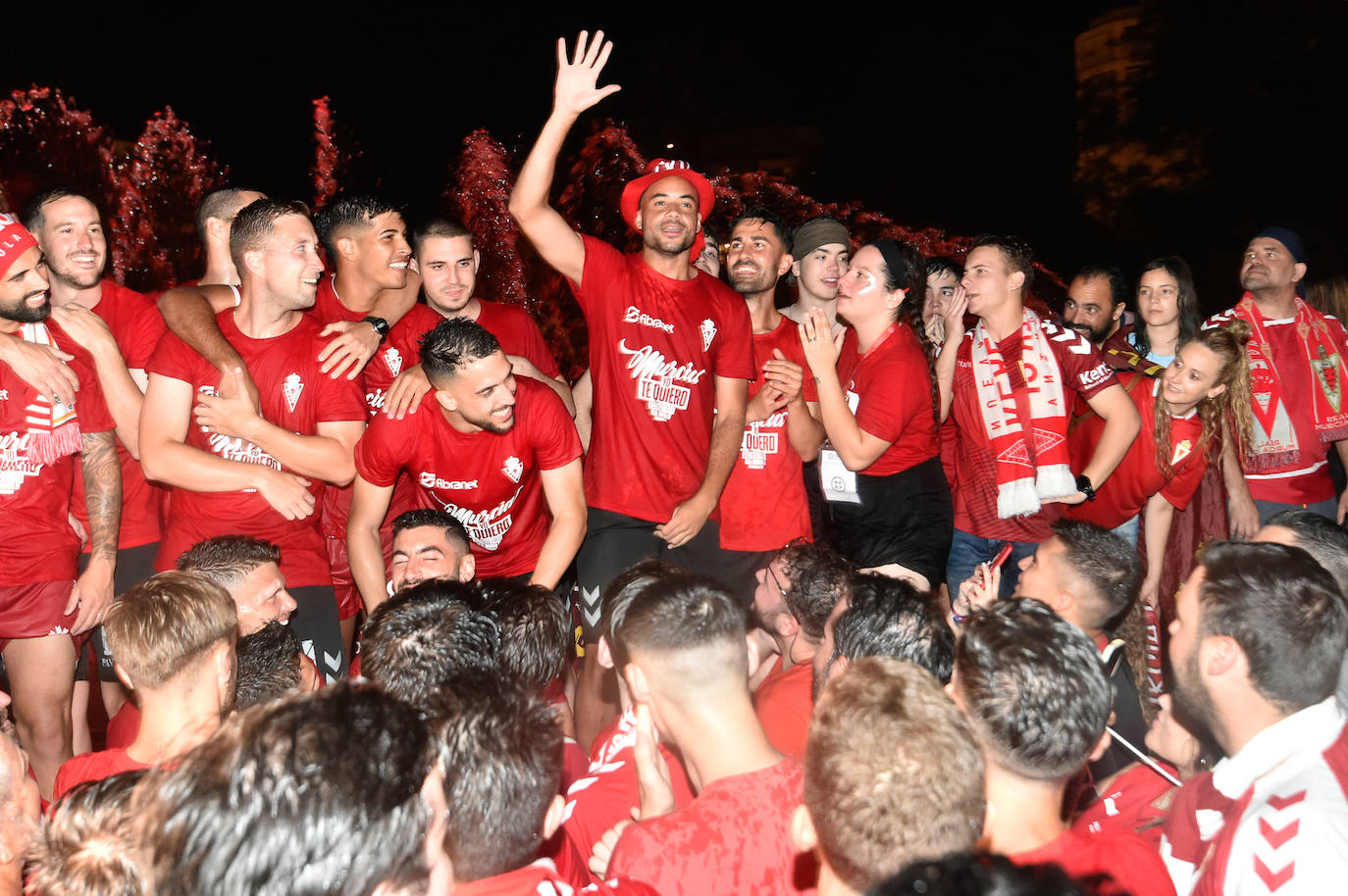 Fotos: Murcianos eufóricos celebran en &#039;La Redonda&#039; el ascenso del Real Murcia