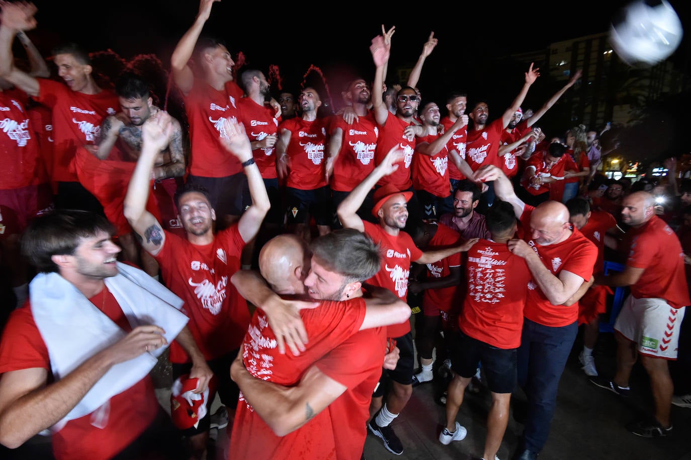 Fotos: Murcianos eufóricos celebran en &#039;La Redonda&#039; el ascenso del Real Murcia