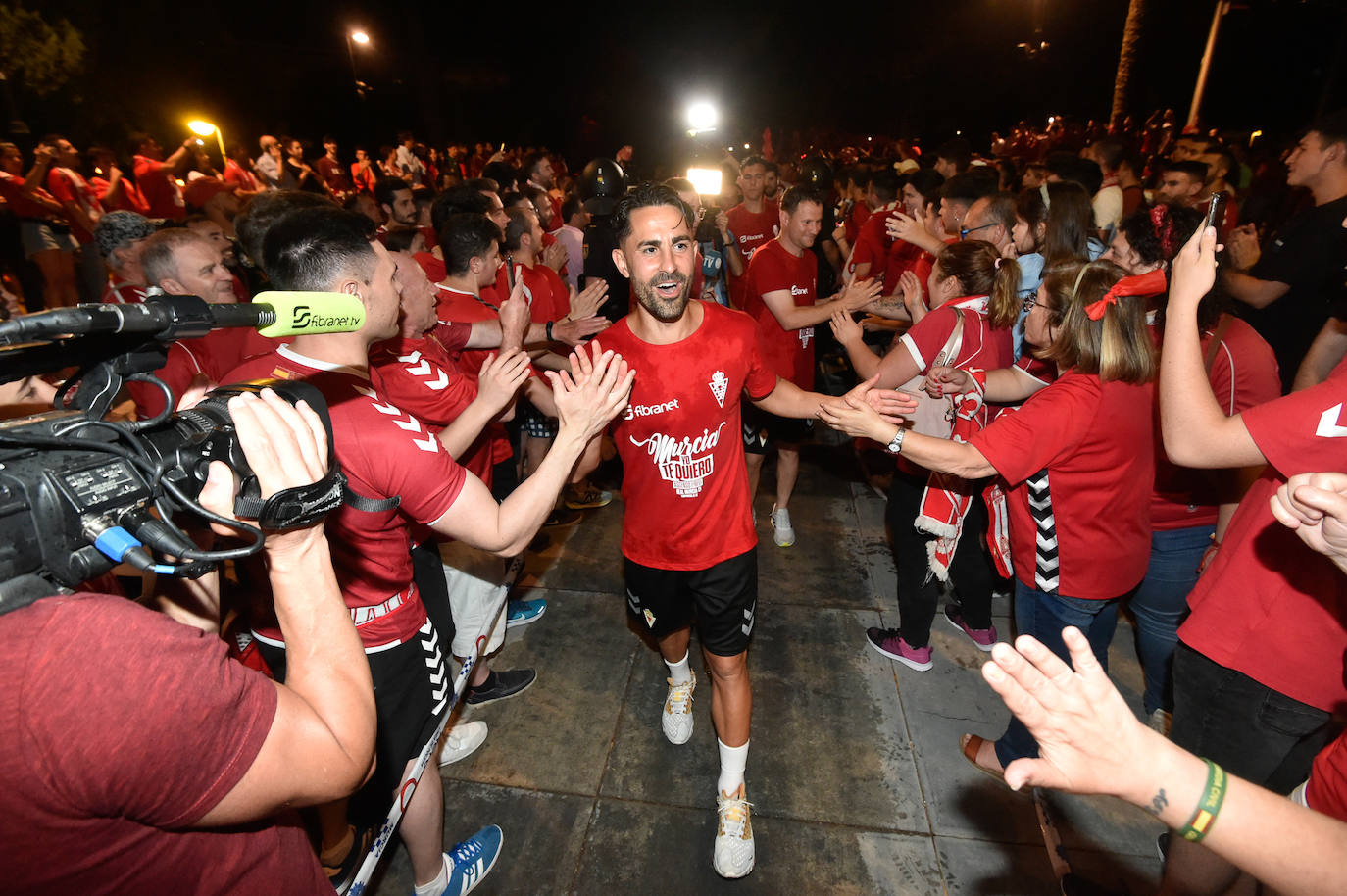 Fotos: Murcianos eufóricos celebran en &#039;La Redonda&#039; el ascenso del Real Murcia