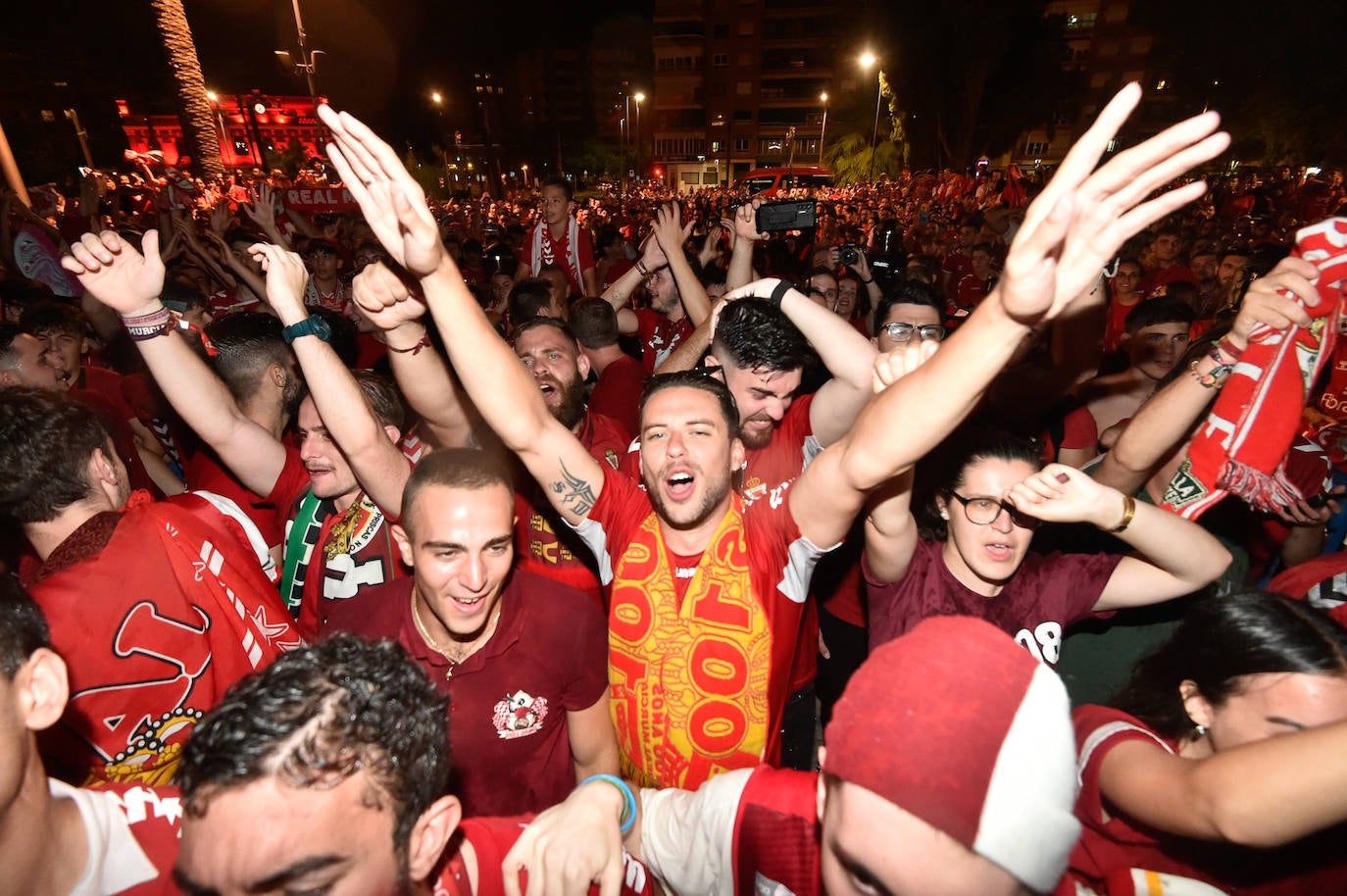 Fotos: Murcianos eufóricos celebran en &#039;La Redonda&#039; el ascenso del Real Murcia