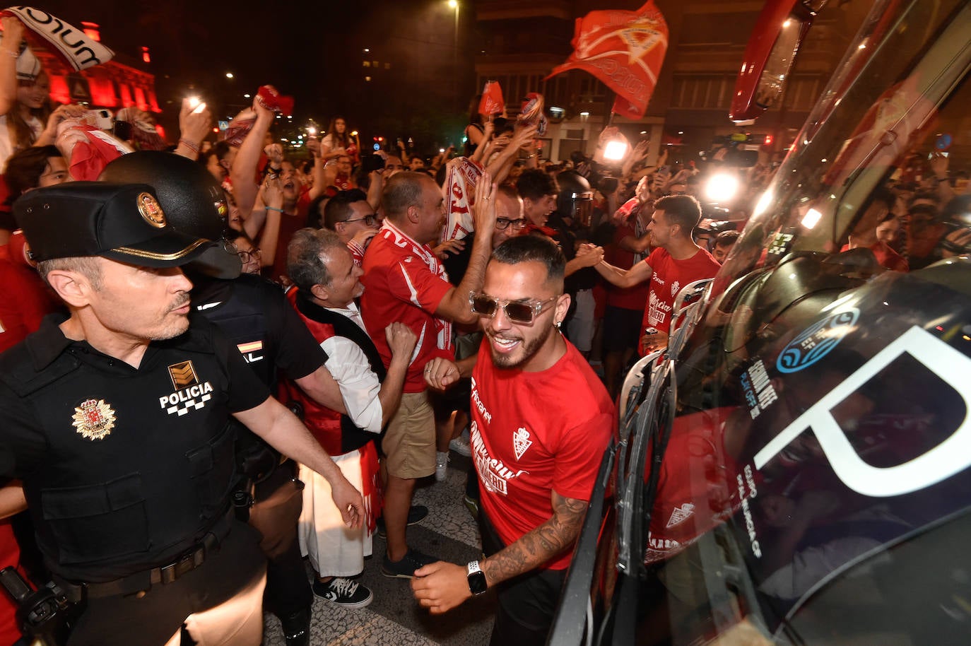 Fotos: Murcianos eufóricos celebran en &#039;La Redonda&#039; el ascenso del Real Murcia