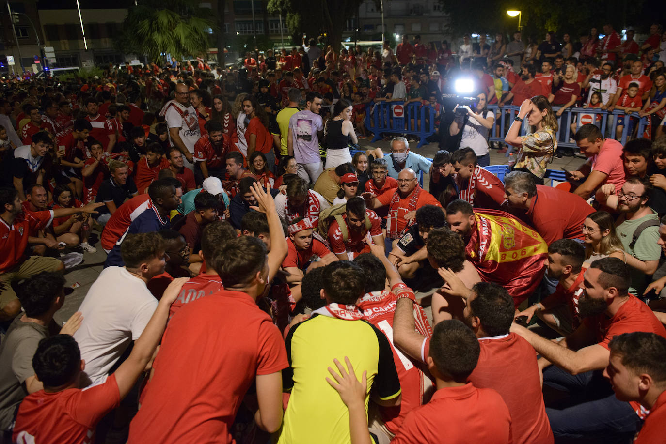 Fotos: Murcianos eufóricos celebran en &#039;La Redonda&#039; el ascenso del Real Murcia