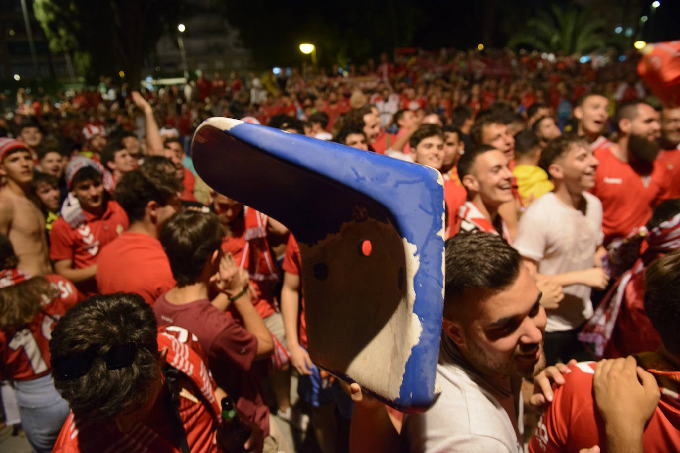 Fotos: Murcianos eufóricos celebran en &#039;La Redonda&#039; el ascenso del Real Murcia