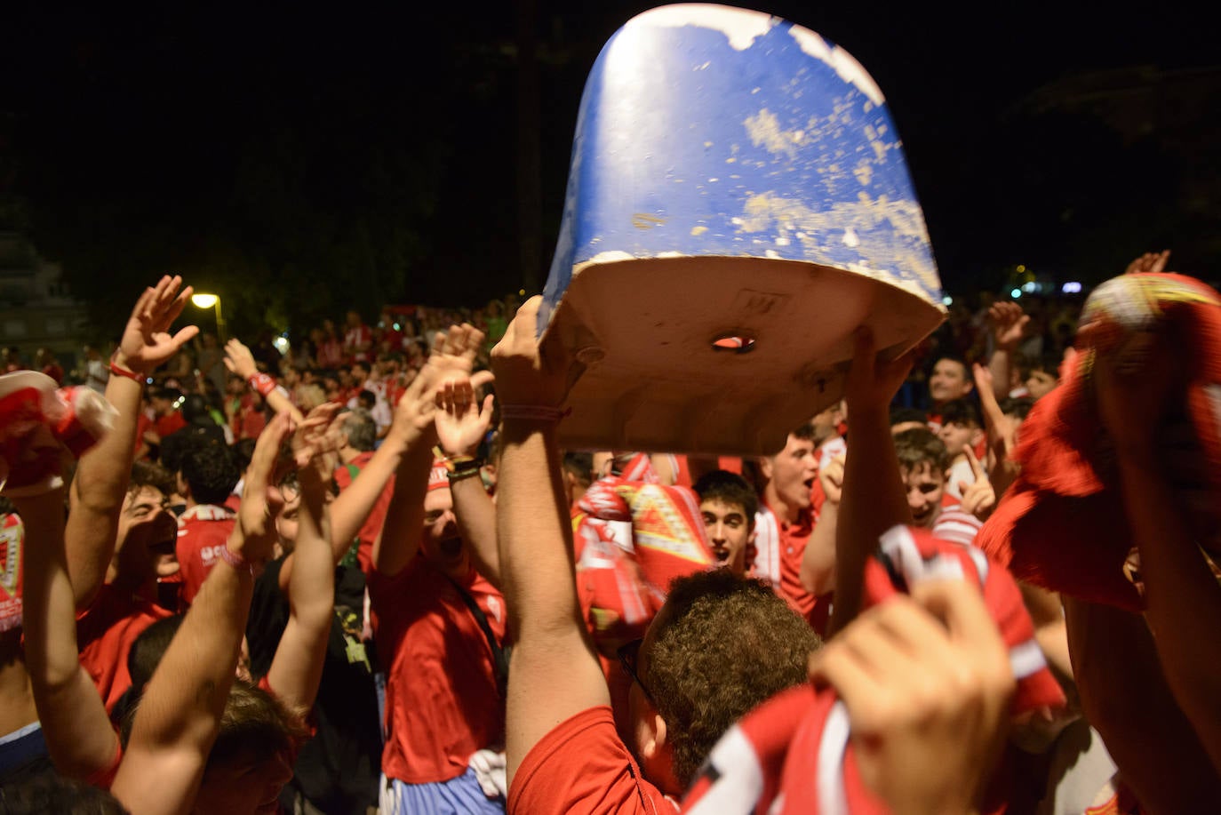 Fotos: Murcianos eufóricos celebran en &#039;La Redonda&#039; el ascenso del Real Murcia