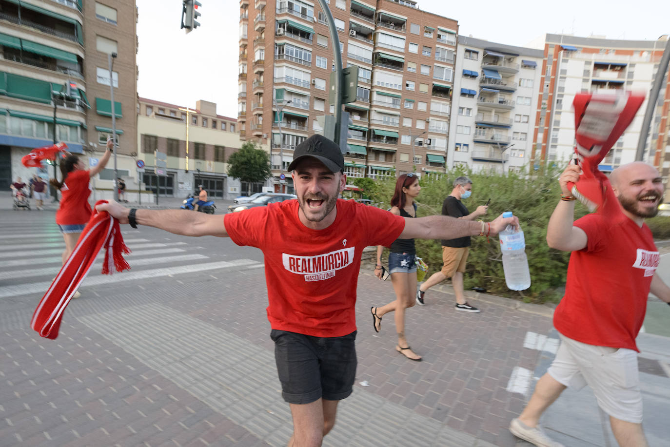 Fotos: Murcianos eufóricos celebran en &#039;La Redonda&#039; el ascenso del Real Murcia