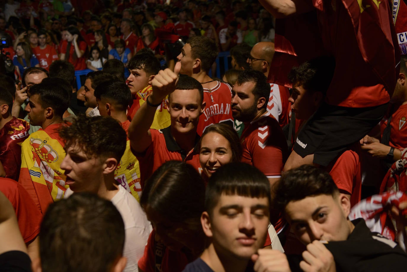 Fotos: Murcianos eufóricos celebran en &#039;La Redonda&#039; el ascenso del Real Murcia