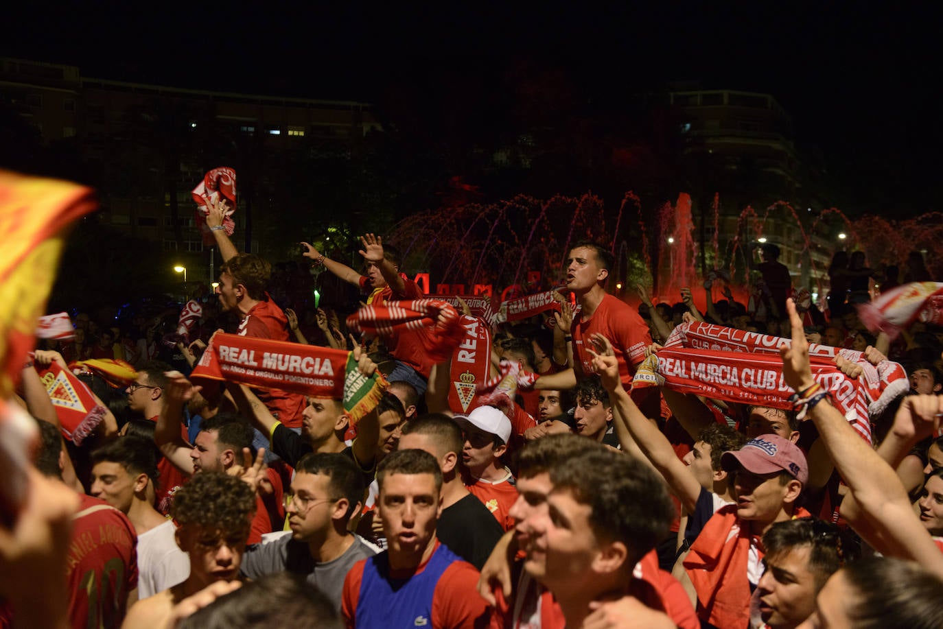 Fotos: Murcianos eufóricos celebran en &#039;La Redonda&#039; el ascenso del Real Murcia