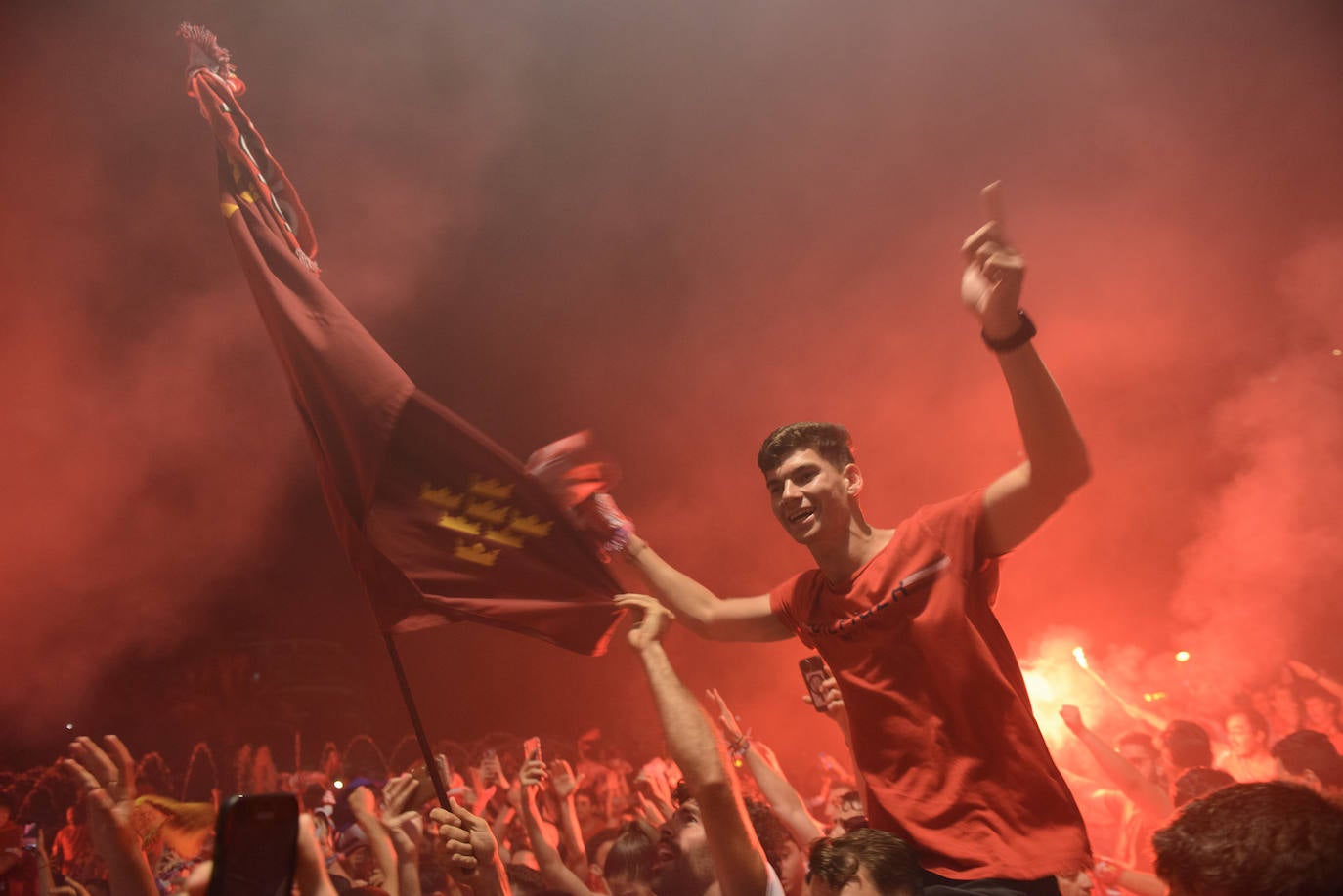 Fotos: Murcianos eufóricos celebran en &#039;La Redonda&#039; el ascenso del Real Murcia