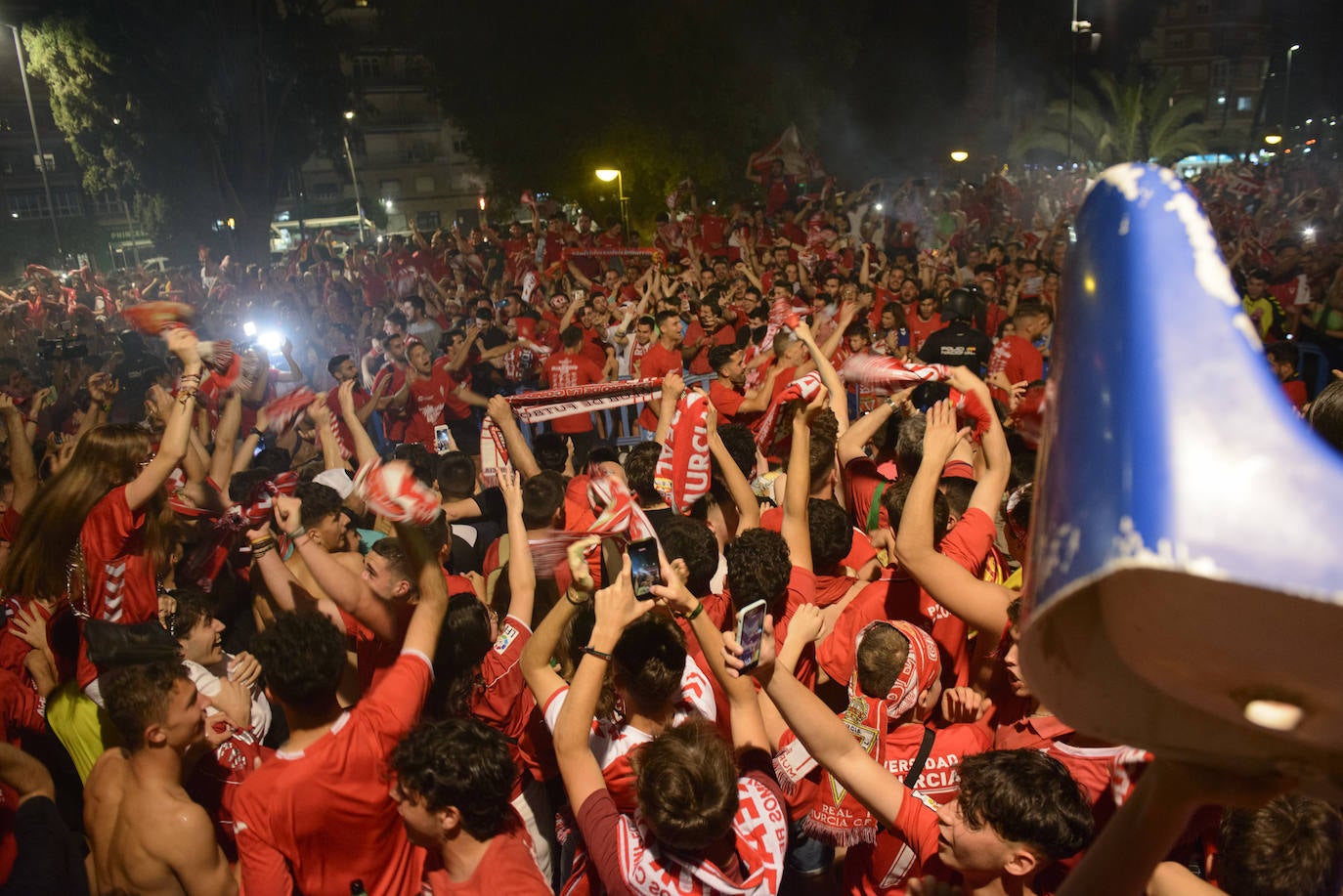 Fotos: Murcianos eufóricos celebran en &#039;La Redonda&#039; el ascenso del Real Murcia