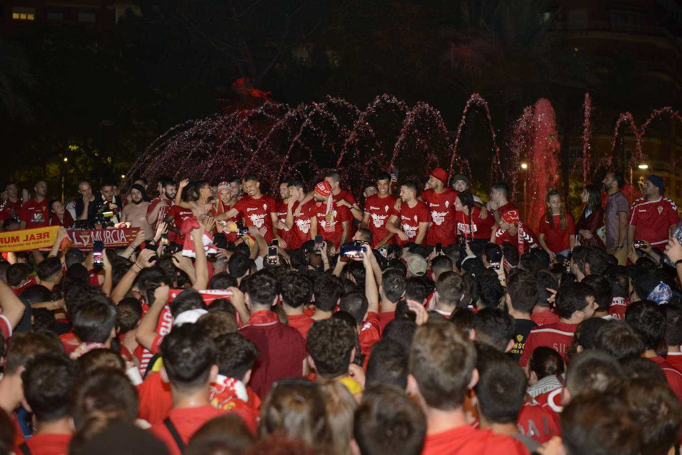 Fotos: Murcianos eufóricos celebran en &#039;La Redonda&#039; el ascenso del Real Murcia