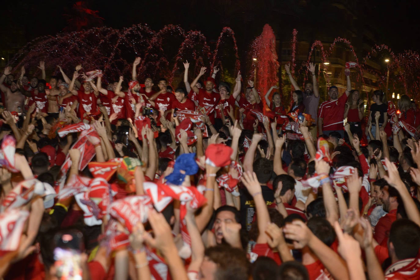 Fotos: Murcianos eufóricos celebran en &#039;La Redonda&#039; el ascenso del Real Murcia