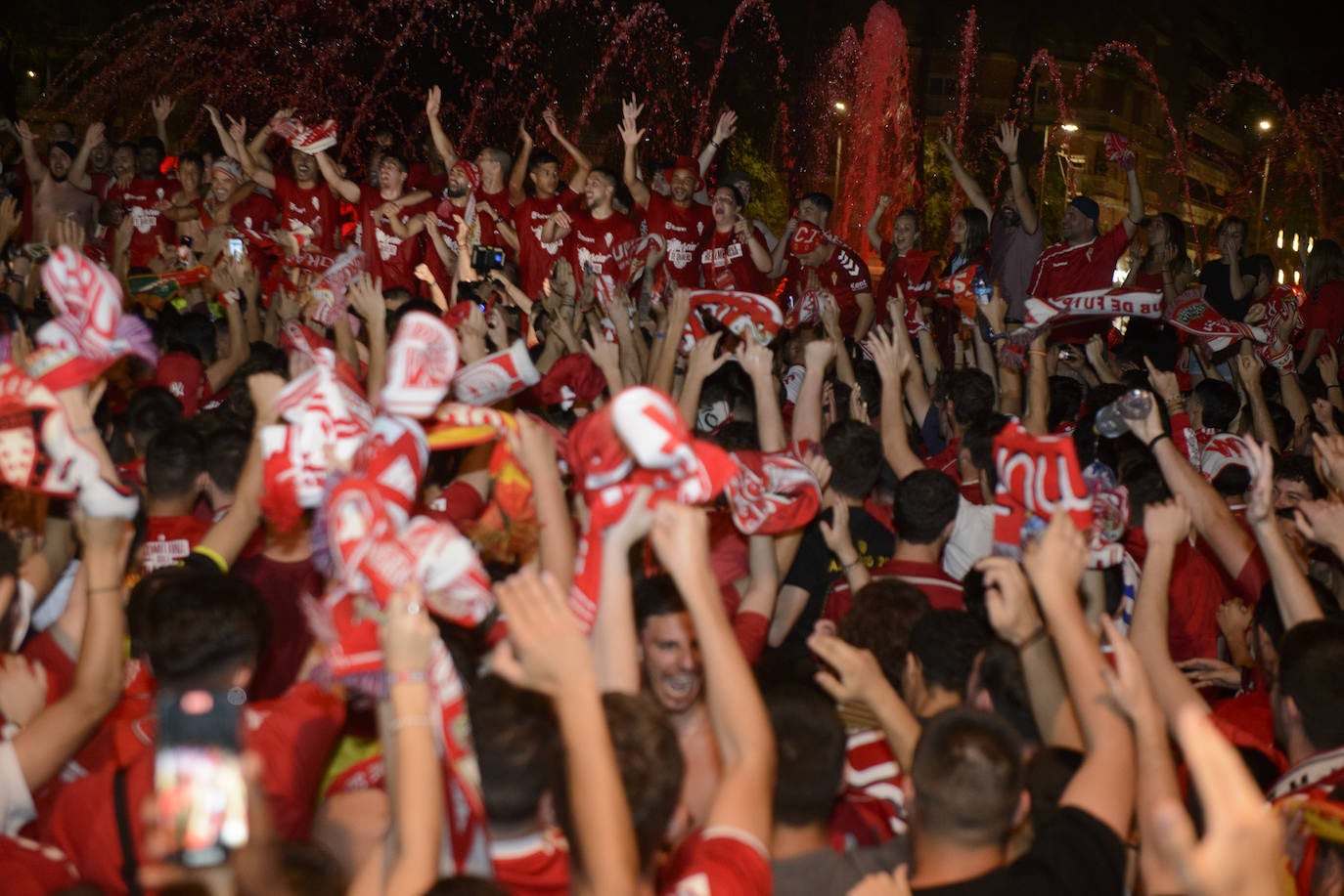 Fotos: Murcianos eufóricos celebran en &#039;La Redonda&#039; el ascenso del Real Murcia