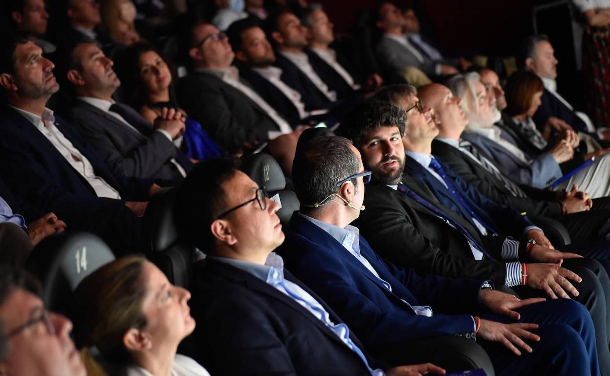 Fernando López Miras asiste en primera fila al acto de presentación de la Agenda Digital, en el centro Myrtea. Cerca de él, Jack He, CEO de Huawei en España.