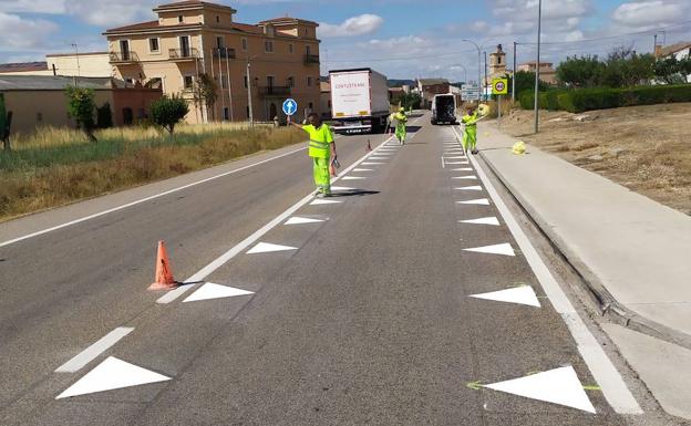 Dientes de dragón: qué significa la nueva señalización que la DGT prueba en las carreteras españolas