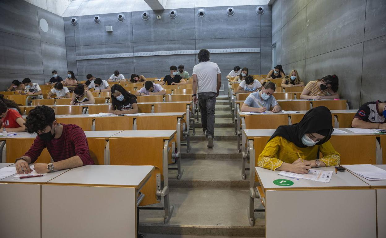 Examen de la Ebau en el campus Muralla del Mar de la UPCT en 2021.