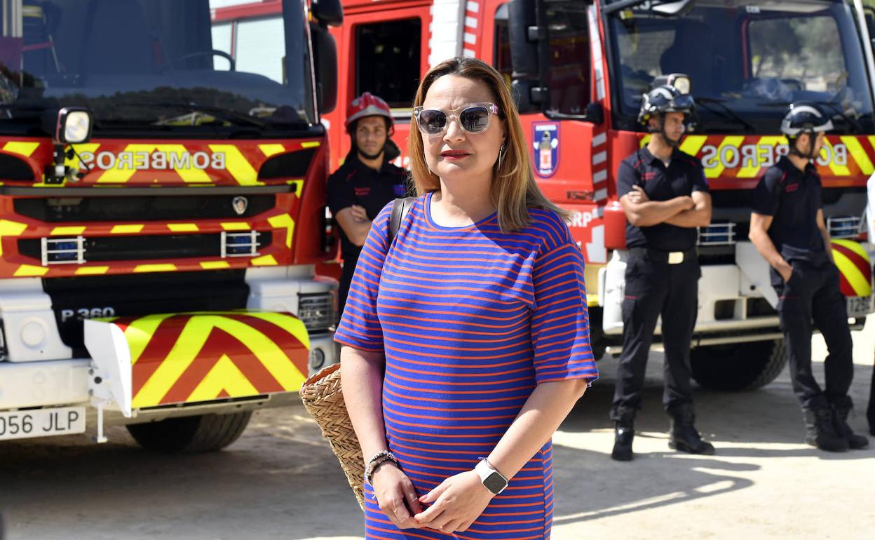 Verónica López, nueva gerente del Consorcio, con los bomberos en la presentación del plan Infomur.