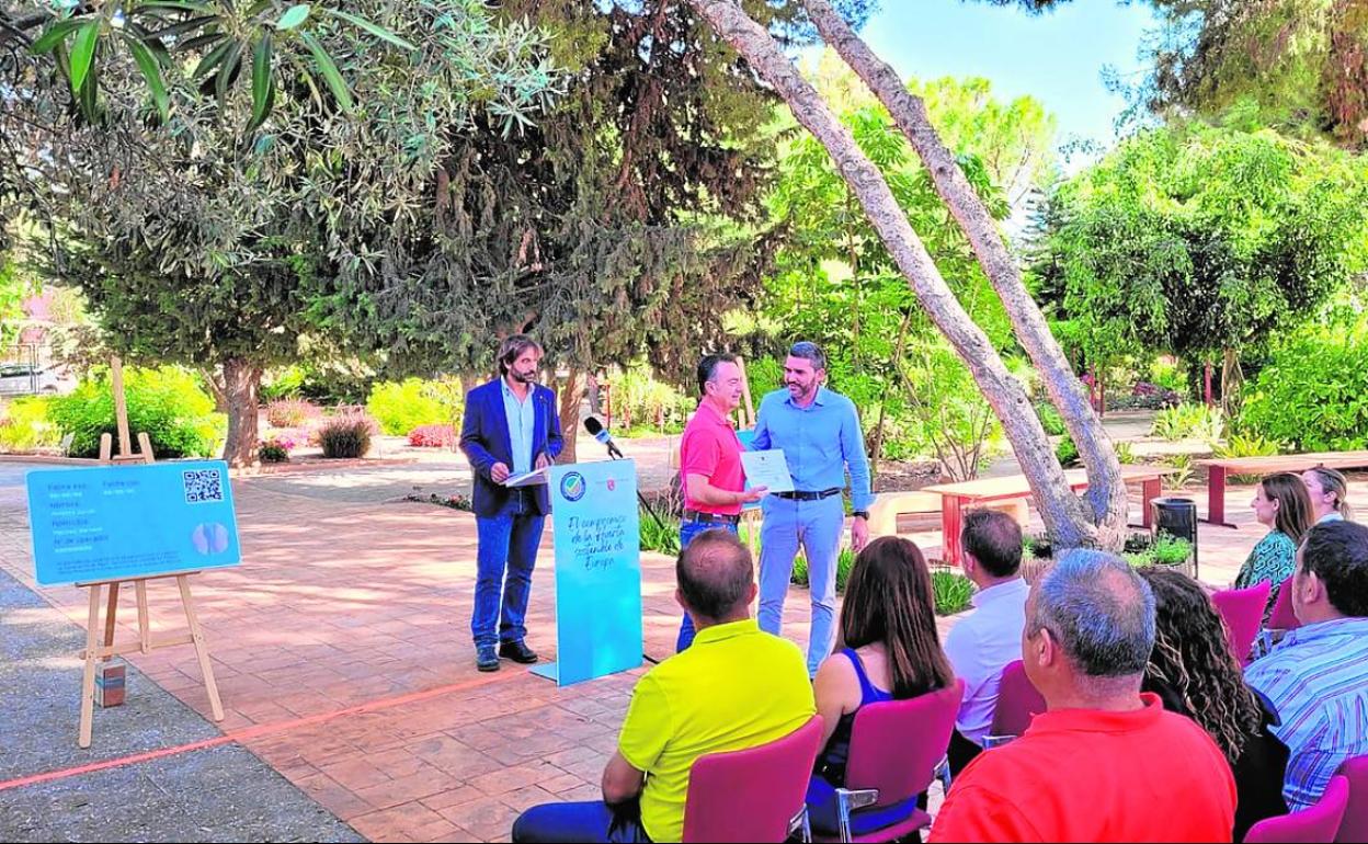 Entrega de diplomas a los operadores agroambientales, ayer, en Torre Pacheco. 