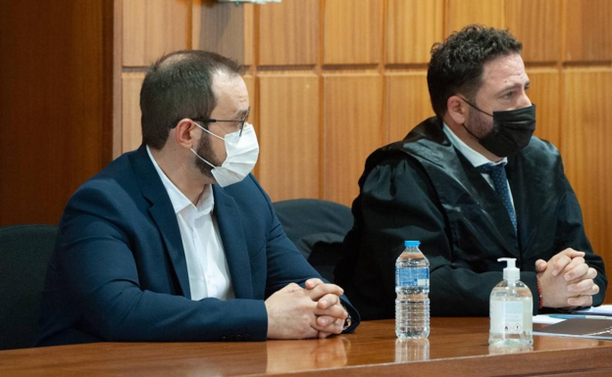 Joaquín G.V., en el juicio, acompañado de su letrado, Pablo Martínez. 