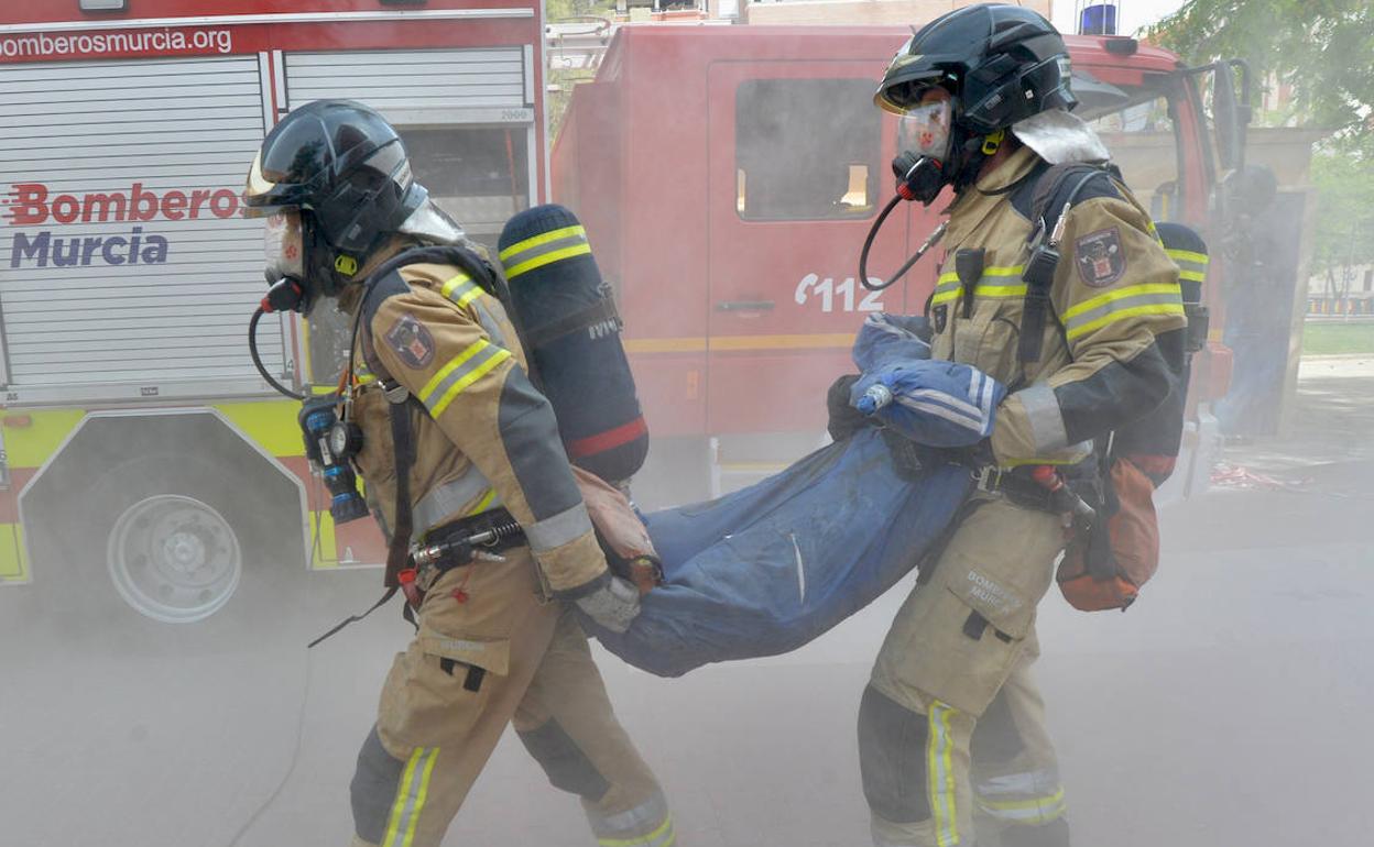 Bomberos relalizando el simulacro.