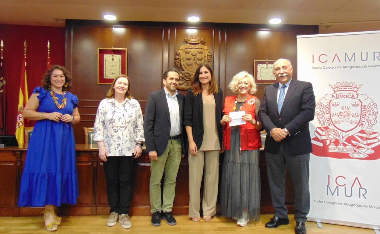 Acto de entrega del cheque a Cruz Roja.